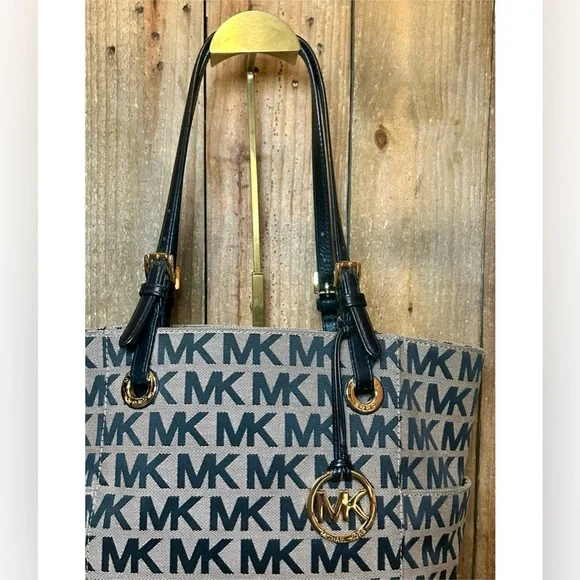 Michael Kors. 3 Piece Set: Jet Set Tote Bag with Free Dust Bag & Purse Scarf. - Picture 8 of 16